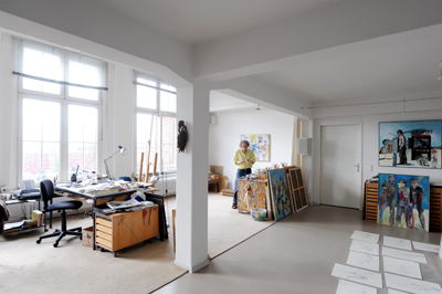 Armin Sandig in seinem Atelier. Fotografiert von Michael Zapf, 2009.